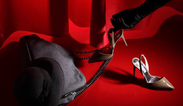 <b>KEYWORD“CLASSIC LADY”　STELLA McCARTNEY｜ステラ マッカートニー</b>　今シーズン登場したのは、ポインテッドトゥのエナメルシューズ。足もとを綺麗に彩るヌードカラーも新鮮。スリングバックサンダル[H12cm] 6万5100円、グレーのツイード地にチェーンをあしらってぐっとモダンな雰囲気に。バッグ[W46×H26×D16cm] 11万5500円、ハット4万4100円（すべてステラ マッカートニー／ユニット＆ゲスト）　そのほかはスタッフ私物