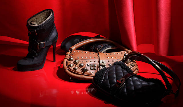 <b>KEYWORD“MILITARY ELEGANCE” BURBERRY｜バーバリー</b>　バックル付きベルトがいくつもついたアビエーターブーツは、内側にムートンがあしらわれたミリタリー仕様。プラットフォームと細いヒールとのバランスがフェミニニティを醸す。ブーツ[H13.5cm]14万1750円、ランウェイのアイコン的存在である「スリングバッグ」。スタッズ付きやキルティング×ムートンの組み合わせで個性を主張して。バッグ [W33.5×H15×D2.5cm]　各20万4750円（すべてバーバリー／バーバリー・インターナショナル）