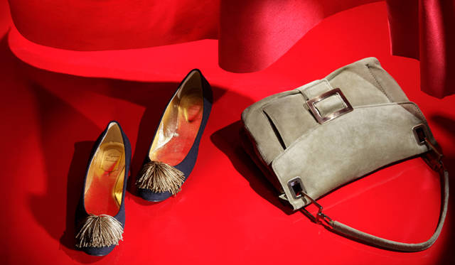 <b>KEYWORD “MILITARY ELEGANCE”　Roger Vivier｜ロジェ ヴィヴィエ</b>　フロントに飾りがつけられてフラットシューズもシックな表情。ネイビーとゴールドはノーブルな雰囲気溢れる組み合わせ。シューズ「ルームサービス」[H0.5cm] 12万4950円、なめらかなカーフスエード素材に、ロジェ ヴィヴィエらしいグラフィカルな金具が随所にほどこされたハンドバッグ。内側はジップポケット付き間仕切りで２スペースに分かれており機能性も抜群。「メトロ バッグ スモール リスタイリング」[W31×H22×D11cm] 22万7850円（ともにロジェ ヴィヴィエ／トッズ・ジャパン）