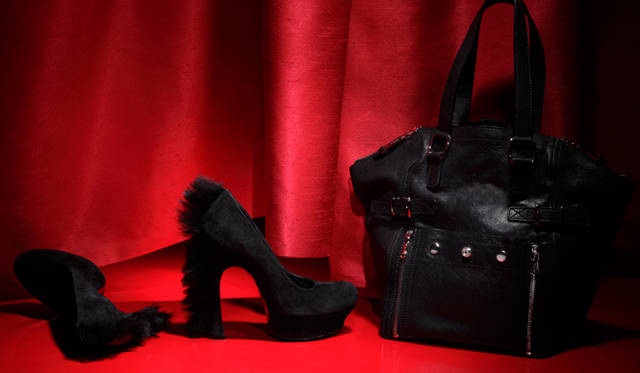 <b>KEYWORD “TRIVAL” YVES SAINT LAURENT｜イヴ・サンローラン</b>　まるで馬のたて髪のようなファーがあしらわれた、フォトジェニックなパンプス。バックスタイルコンシャスな１足だ。パンプス[H14cm] 12万7050円、定番人気のバッグ「ダウンタウン」の新作は、ライニングがグレーのレオパード柄でまさに“パリシック”。シルバーで統一された金具もシャープな雰囲気。バッグ [W22×H30×D19.5cm] 25万950円（ともにイヴ・サンローラン／グッチ グループ ジャパン イヴ・サンローラン ディビジョン）