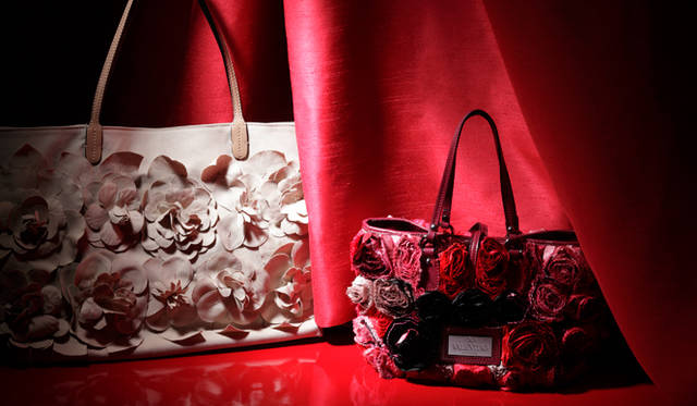 <b>KEYWORD“ROMANTIC” VALENTINO GARAVANI｜ヴァレンティノ ガラヴァーニ</b>　キャンバス地にフラワーコサージュがいくつもあしらわれて。トートバッグ[W39×H30×D18.5cm] 22万500円、さまざまな色の花が咲き乱れるかのような、フェミニニティ溢れるバッグ。シルクと羊革も上質さを演出。バッグ[W25×H21×D10cm] 17万8500円（ともにヴァレンティノ ガラヴァーニ／ヴァレンティノ インフォメーションデスク）