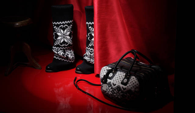 <b>KEYWORD“OUTDOOR CHIC”　D&G</b>　雪原で似合いそうなアイテムたちを、今シーズンは街でノルディックな着こなしにあわせてチャレンジしたい。雪の結晶モチーフがかわいい。ブーツ [H12cm] 11万9700円、個性的な長方形型バッグは、開け口もいくつもジッパーが連ねられて。バッグ[W35×H34×D26cm] 17万100円（ともにD&G／ドルチェ＆ガッバーナ ジャパン）