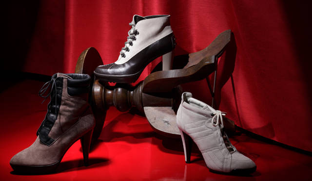 <b>KEYWORD“OUTDOOR CHIC” TOD’S｜トッズ</b>　左から、トレッキングふうブーツは、今季のトレンドアイテム。ゴートスウエードを使用。レースアップブーツ [H8cm] 10万8150円、カーフとカーフスウエードを使いながらも、まさにアウトドアにインスパイアされたブーティ。[H8.5cm] 7万9800円、全体がゴートスウエードで覆われた、エレガントかつスポーティなブーティ。イノセントな着こなしにも似合う。ブーティ[H10cm] 10万800円（すべてトッズ／トッズ・ジャパン）