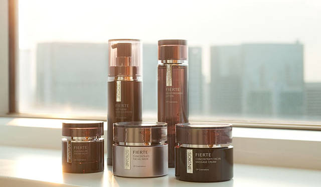 <b>水野美紀 × 永富千晴</b>　 水野さん愛用のアンチエイジングライン「ソワーニュ　フィエルテ」/CPコスメティクス