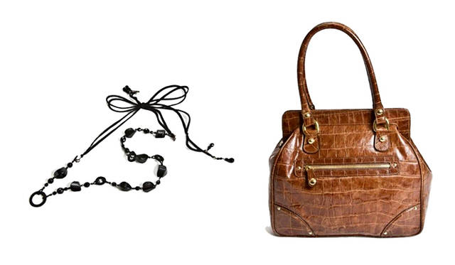 <strong> anne fontaine｜アン・フォンテーヌ</strong>　2010秋冬コレクション<br>左「OLIVINE MAGDA」3万8850円、右「MARLENE ROMY」15万150円