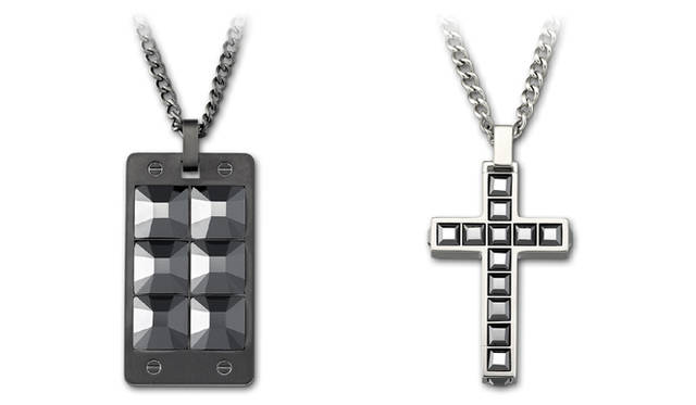 <b>SWAROVSKI｜スワロフスキー</b> 「MANROCK」ドッグタグ・ペンダント、ブラック・クリスタル×ステンレススティール（PVD加工）2万2575円、MIDNIGHT」クロス・ペンダント、ブラック・クリスタル×ステンレススティール（サテン仕上げ）2万3625円