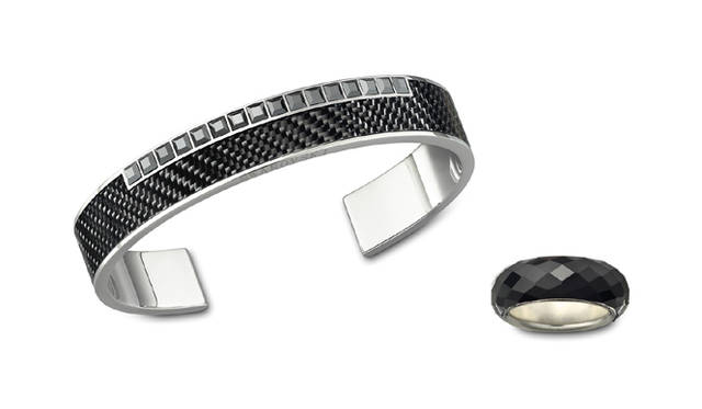 <b>SWAROVSKI｜スワロフスキー</b> 「MOONCARBON」オープン・カフ、ブラック・クリスタル×ステンレススティール×カーボンファイバー（透明樹脂加工）2万5200円、「ATHENA」リング、クリスタル×シルバー（ブラック・ラッカー仕上げ）1万6800円