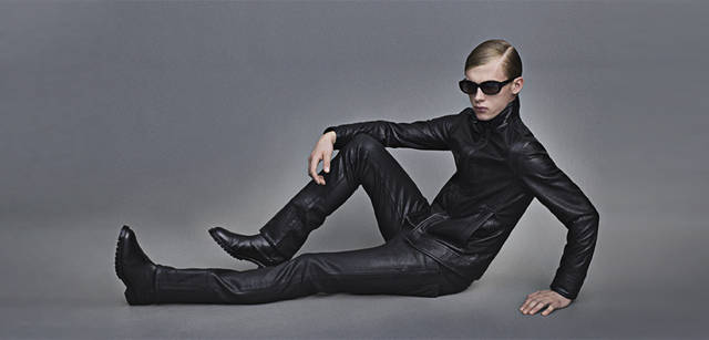 <b>ck Calvin Klein｜ck カルバン・クライン</b> レザーライダースジャケット7万9800円、パンツ1万9950円、ブーツ3万3600円（すべてオンワード樫山 ）、サングラス1 万3650 円（マーション ジャパン）