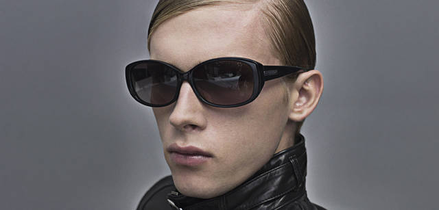 <b>ck Calvin Klein｜ck カルバン・クライン</b> レザーライダースジャケット7万9800円（オンワード樫山）、サングラス1万3650円（マーション ジャパン）