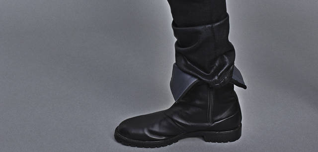 <b>ck Calvin Klein｜ck カルバン・クライン</b> パンツ1万9950円、ブーツ3万3600円（すべてオンワード樫山 ）