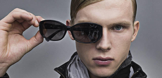 <b>ck Calvin Klein｜ck カルバン・クライン</b> レザーライダースジャケット7万9800円、ストール9975円、（すべてオンワード樫山 ）、サングラス1万3650円（マーション ジャパン）