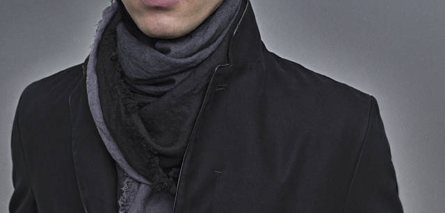 <b>ck Calvin Klein｜ck カルバン・クライン</b> ジャケット3万9900円、ストール1万1550円（すべてオンワード樫山）