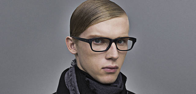 <b>ck Calvin Klein｜ck カルバン・クライン</b> ジャケット3万9900円、ストール1万1550円（すべてオンワード樫山）、アイウェア1万5750円（マーション ジャパン）