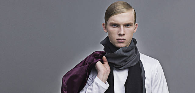 <b>ck Calvin Klein｜ck カルバン・クライン</b> ジャケット3万9900円、レイヤードカットソー1万1550円、ストール9975円（すべてオンワード樫山）