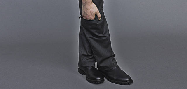 <b>ck Calvin Klein｜ck カルバン・クライン</b> パンツ1万8900円、ブーツ3万3600円（すべてオンワード樫山 ）