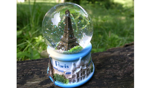 連載・生方ななえ｜ 「おてんばルル」　エッフェル塔のスノードーム。キラキラきれい。