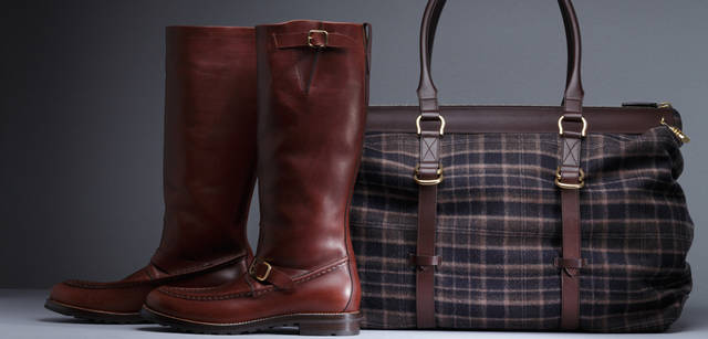 <b>Salvatore Ferragamo｜サルヴァトーレ フェラガモ</b>　膝下までのロングブーツは、思い切った着こなしにこそはまるアイテム。乗馬ブーツのようにしっかりとした仕様も魅力的だ。ブーツ 15万2250円、チェック柄が新鮮なファブリックと、ブラウンのカーフレザーとを組み合わせたビッグバッグ。小旅行にも十分対応できるサイズ感がうれしい。バッグ[W50×H30×D25cm] 20万4750円（ともにサルヴァトーレ フェラガモ／フェラガモ・ジャパン）