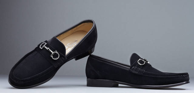 <b>Salvatore Ferragamo｜サルヴァトーレ フェラガモ</b>　ビット部分にはフェラガモのアイコン的存在である“ガンチーニ”のモチーフがあしらわれ、品格を示す。つややかな光沢感のあるベルベット素材と、カーフレザーとの組み合わせがエレガントな足もとを演出。スリップオンシューズ 7万1400円（サルヴァトーレ フェラガモ／フェラガモ・ジャパン）