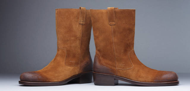 <b>Salvatore Ferragamo｜サルヴァトーレ フェラガモ</b>　サルヴァトーレ フェラガモの2010-11AWコレクションのテーマである「ガウチョ」を象徴するブーツ。少し土臭さを残したワイルドネスと、サルヴァトーレ フェラガモならではのエレガンスを醸す、上質なハーフブーツ。使い込んだような革の質感は、着こなしをこなれたふうに見せてくれる。パンツをブーツインする着こなしにもぜひトライしたい。ブーツ 12万6000円（サルヴァトーレ フェラガモ／フェラガモ・ジャパン）
