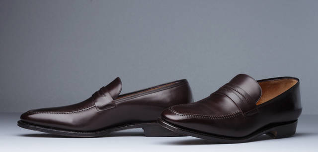 <b>Salvatore Ferragamo｜サルヴァトーレ フェラガモ</b>　ノーズのシルエットも美しいコインローファーは、フェラガモのメンズシューズの最高級コレクション、グッドイヤー・ウェルト製法を用いた「トラメッザ」モデルのひとつ。「トラメッザ」シューズは熟練した職人により、ひとつひとつ手作業で作られる。シューズ 13万6500円（サルヴァトーレ フェラガモ／フェラガモ・ジャパン）