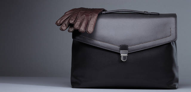 <b>Salvatore Ferragamo｜サルヴァトーレ フェラガモ</b>　やわらかなフォルムのビジネスバッグ。バッグの中には、PCフォルダが仕込まれていたりと、機能性も抜群だ。ショルダーストラップ付き。バッグ [W38×H28×D10.5cm] 12万6000円、グローブ3万6750円（ともにサルヴァトーレ フェラガモ／フェラガモ・ジャパン）