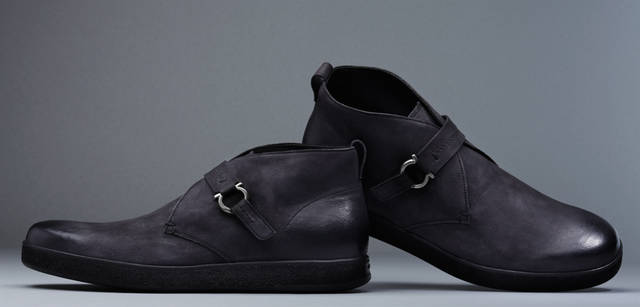 <b>Salvatore Ferragamo｜サルヴァトーレ フェラガモ</b>　使いこんだようなアンティーク仕上げ。ストラップには“ガンチーニ”モチーフの金具があしらわれて。かかと部分には歩きやすさを計算し尽くして微妙にカーブをほどこしてある。アンクルブーツ 7万350円（サルヴァトーレ フェラガモ／フェラガモ・ジャパン）