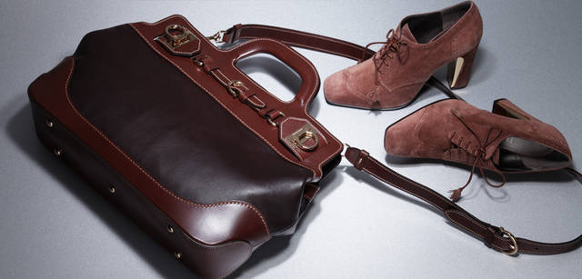 <b>Salvatore Ferragamo｜サルヴァトーレ フェラガモ</b>　シルエットの美しいモダンなレースアップシューズ。スモーキーピンクが絶妙なフェミニニティを演出してくれる。シューズ[H10cm] 9万6600円、明るさのちがうブラウンカーフレザーのコンビネーションに、ゴールドのガンチーニモチーフがポイントになって。ショルダーストラップは取り外し可能。バッグ[W42×H29×D11cm] 21万8400円（ともにサルヴァトーレ フェラガモ／フェラガモ・ジャパン）