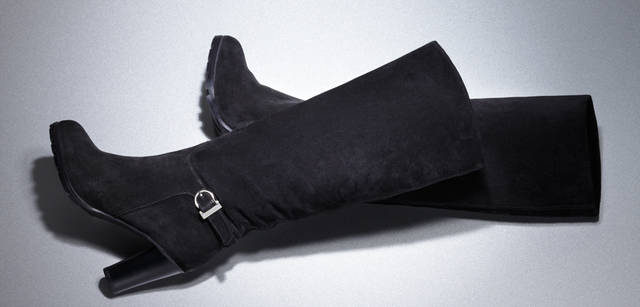 <b>Salvatore Ferragamo｜サルヴァトーレ フェラガモ</b>　上質なカーフスエードを使い、洗練されたシルエットに仕上げられたロングブーツ。インナーがファーになっているので、履き心地も抜群。ブーツ[H7cm] 13万4400円（サルヴァトーレ フェラガモ／フェラガモ・ジャパン）