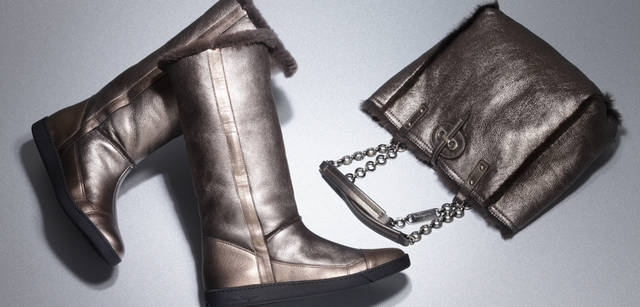 <b>Salvatore Ferragamo｜サルヴァトーレ フェラガモ</b>　メタリックカラーが美しいムートンブーツ。フラットなムートンブーツも、細身のフォルムに仕上げられているので洗練された印象。9月１日から伊勢丹新宿店１階フェラガモシューズブティックにて先行受注。ブーツ [H1cm] 9万300円、ムートンバッグはチェーンづかいでモダンに仕上げて。バッグ[W20×H21×D11cm] 15万3300円（ともにサルヴァトーレ フェラガモ／フェラガモ・ジャパン）
