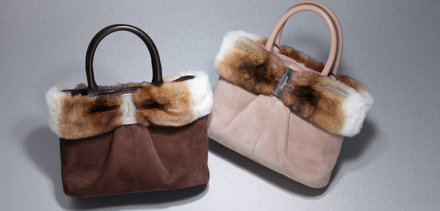 <b>Salvatore Ferragamo｜サルヴァトーレ フェラガモ</b>　ピンクベージュやブラウンのスエードバッグに、オリラグファーと“ヴァラ”オーナメントをあしらったフェミニンなバッグ。上質なファーの質感は、ちょっとしたパーティにも似合う。バッグ[W25×H22×D11cm] 16万1700円（ともにサルヴァトーレ フェラガモ／フェラガモ・ジャパン）
