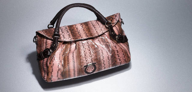 <b>Salvatore Ferragamo｜サルヴァトーレ フェラガモ</b>　グロッシーな輝きを放つ、インパクト大のプレシャススキン。大人の女性にこそ似合うラグジュアリーなアイテム。ショルダーストラップ付き。バッグ[W35×H22×D12cm] 27万7200円（サルヴァトーレ フェラガモ／フェラガモ・ジャパン）