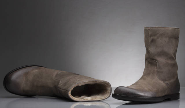 <b>GUCCI｜グッチ</b>　カーフスエードのトゥの部分だけグラデーションがほどこされ、こなれた雰囲気を醸すブーツ。内側には上質なラムファーがあしらわれている。ブーツ 9万8700円（グッチ／グッチ ジャパン）