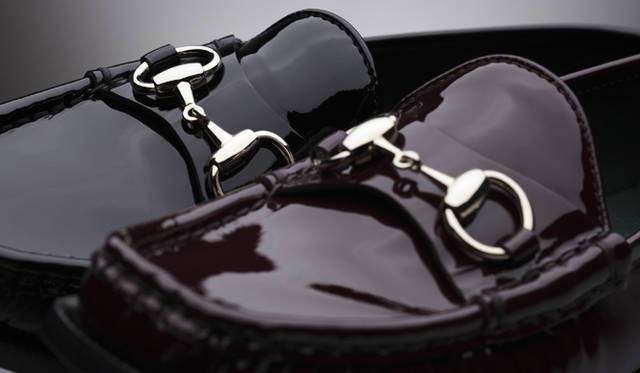 <b>GUCCI｜グッチ</b>　ビットローファー（黒パテントレザー、ボルドーパテントレザー） [H0cm] 各5万9850円（ともにグッチ／グッチ ジャパン）