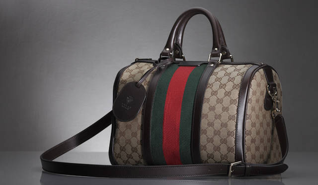 <b>GUCCI｜グッチ</b>　ショルダーストラップは取り外し可能。「ヴィンテージウェブ」ボストンバッグ（GG） [W33×H22×D18cm] 11万9700円（グッチ／グッチ ジャパン）