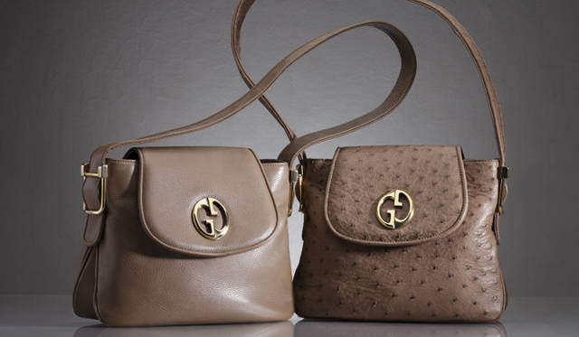 <b>GUCCI｜グッチ</b>　オーストリッチのショルダーバッグ[W28×H21×D7cm] 34万6500円、ベージュのカーフレザーでエレガントに。ショルダーバッグ[W28×H21×D7cm] 15万5400円（ともにグッチ／グッチ ジャパン）