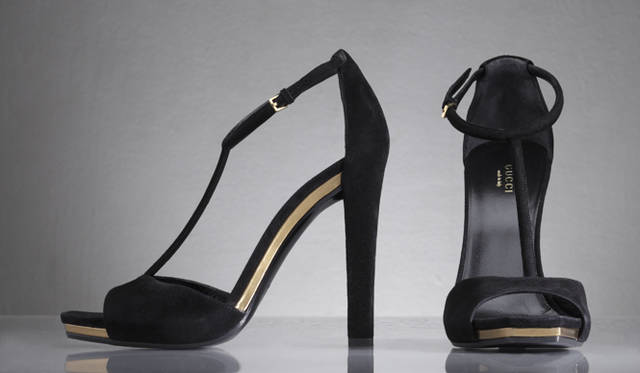 <b>GUCCI｜グッチ</b>　黒スエードのTストラップシューズ [H11cm] 9万4500円（グッチ／グッチ ジャパン）