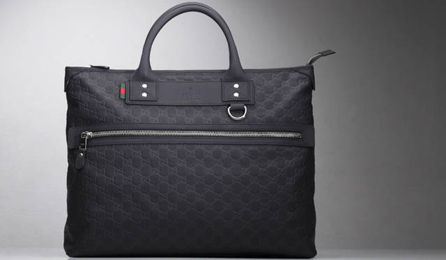 <b>GUCCI｜グッチ</b>　GGマークを型押ししたカーフレザーにラバーを吹き付けた新素材「グッチッシマ ゴンマータ」を使用。ジップ付きトートバッグ [W45×H35×D22cm] 15万7500円（グッチ／グッチ ジャパン）