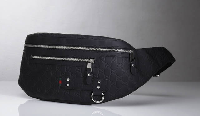 <b>GUCCI｜グッチ</b>　グッチッシマ ゴンマータ ボディバッグ [W42×H18×D10cm] 11万5500円（グッチ／グッチ ジャパン）