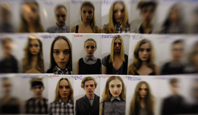 <b>DIESEL BLACK GOLD｜ディーゼル ブラック ゴールド</b>　バックステージではショーに出演するモデルたちが一覧に。