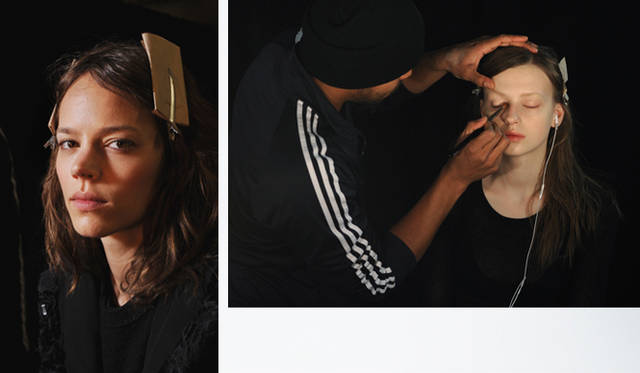 <b>DIESEL BLACK GOLD｜ディーゼル ブラック ゴールド</b>　ヘア＆メイク中のモデルたち。イット・モデルのフレーヤ・ベハの姿も。これからソフィア・ココサラキがイメージする女性像へと仕上げられていく。