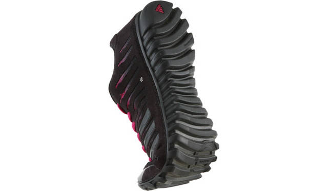 <b>adidas｜アディダス</b>　柔軟性の高いアウトソールが、足の重心移動に応じて屈曲するので、シューズと足がより一体化。ストレスを軽減し、足本来の動きを発揮することができる。