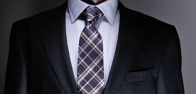 <strong>Paul Smith｜ポール・スミス</strong>　スーツ7万8750円、シャツ1万6800円（いずれもポール・スミス ロンドン）ネクタイ1万1550円（ポール・スミス）