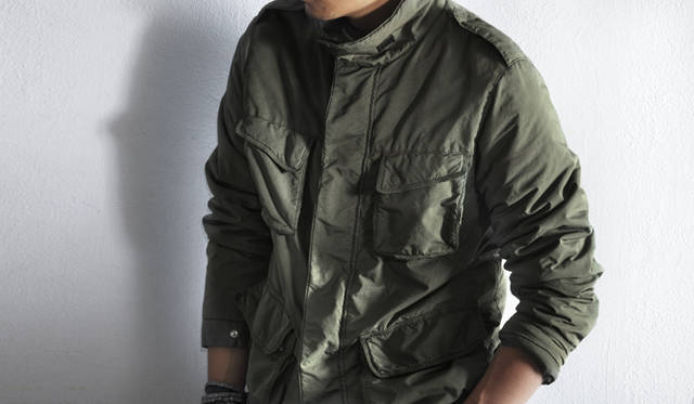 <b>ASPESI｜アスペジ</b>　イタリア本国の特殊な釜を使って製品染めされたシェルは、独特の風合いとくたっとした質感が洗練された表情だ。随所にほどこされたトリプルステッチも味がある。「M-65　ダカール ウィンター」8万850円（アスペジ／アスペジ・ジャパン）