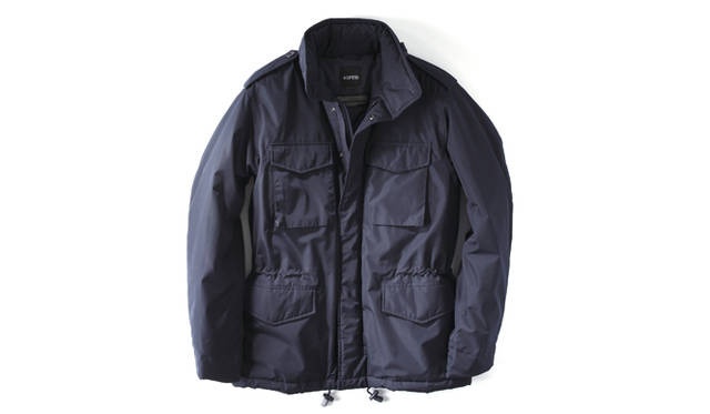 <b>ASPESI｜アスペジ</b>　ブランドを代表するモデル「NEW FIELD JACKET」。オリジナルデザインをバージョンアップさせ、ミリタリーモデルでありながら都会的でシックなデザインを実現した。8万850円（アスペジ／アスペジ・ジャパン）