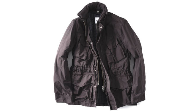 <b>ASPESI｜アスペジ</b>　1960年のカナディアン フィールドジャケットをもとにして作られたジャケット。細身かつ丈は長めにデザインされている。「8I62 DESAFINADO」 11万3400円（アスペジ／アスペジ・ジャパン）