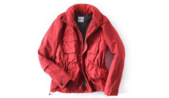 <b>ASPESI｜アスペジ</b>　余分な熱は外部に放出し、寒いときにはあたたかく保温してくれるサーモアを使用。フィールドジャケットを元にスリムかつ短め丈に仕上げた「6I01 NEW CAMP JKT」9万7650円（アスペジ／アスペジ・ジャパン）