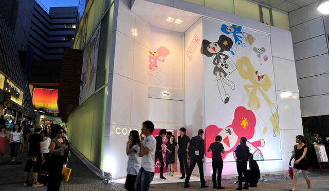 <b>COACH｜コーチ</b>　当日、Poppyちゃんキャラクターのビジュアルで覆われた『コーチ渋谷』に、道行くひとも思わず目を奪われる。