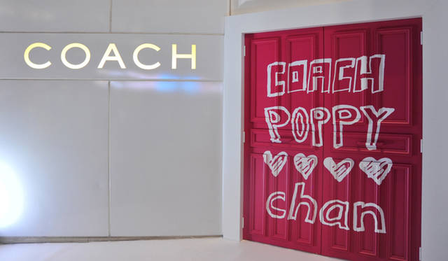 <b>COACH｜コーチ</b>　この日限りで登場したピンクの扉から、ゲストはピンクに染まるPoppyちゃんの心のなかへと入っていく。