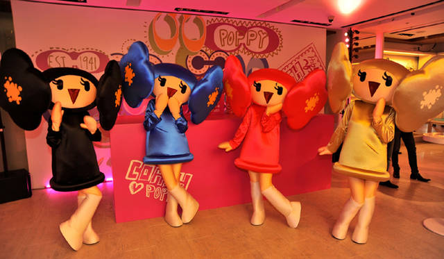 <b>COACH｜コーチ</b>　扉を開けるとキュートなPoppyちゃんたちの姿が！　ニューヨークからこの日のために駆けつけたというGoldyちゃん（右端）も元気にお出迎え。