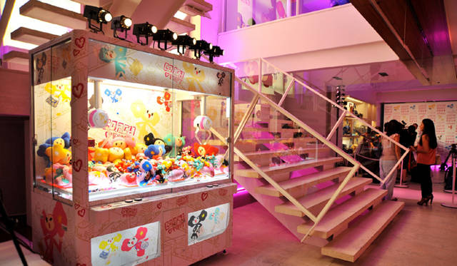 <b>COACH｜コーチ</b>　1周年を祝い7月2日より『コーチ渋谷』に設置されているPoppyちゃんキャッチャーはこの日、誰でも何度でも楽しむことができた。